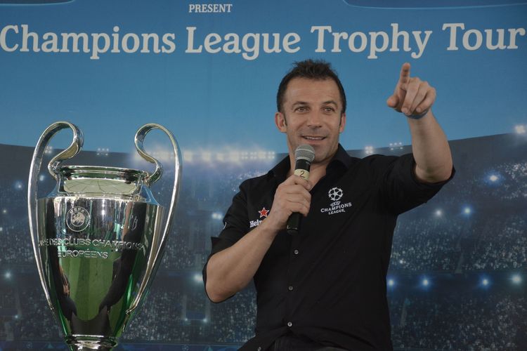 Pesepak bola legenda Timnas Italia dan Juventus FC Alessandro Del Piero memberikan keterangan saat UEFA Champions League Trophy Tour di Badung, Bali, Sabtu (16/3/2019). Tur trofi Liga Champions di Bali pada 16-17 Maret tersebut merupakan rangkaian UEFA Champions League Trophy Tour yang pada tahun 2019 digelar di sejumlah negara seperti Afrika Selatan, Mozambik, Tiongkok, Nigeria dan Amerika Serikat.