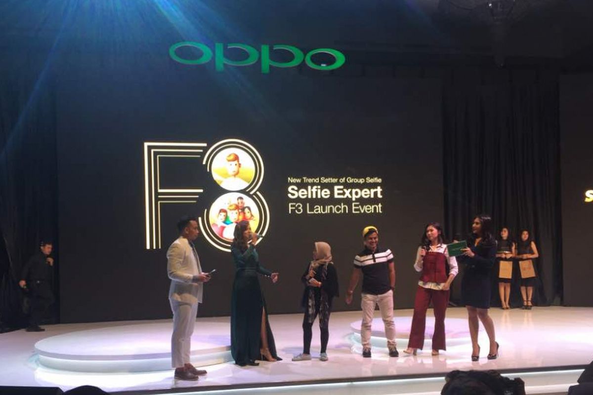 Raisa Andriana dan Isyana Sarasvati ketika mengisi suara dalam acara peluncuran produk terbaru Oppo di Ballroom Ritz-Carlton Pasific Place, SBCD, Jakarta Selatan, Kamis (4/5/2017).