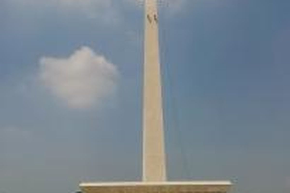 Monumen Nasional dimandikan oleh PT Kaercher, Kamis (15/5/2014). Tampak dua teknisi asal Jerman sedang menyemprot air panas ke Tugu Monas, setelah 22 tahun tidak dibersihkan. 