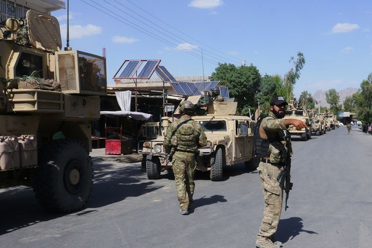 Pasukan keamanan Afghanistan berjaga-jaga di kota Farah yang baru saja direbut dari kelompok milisi Taliban pada 19 Mei 2018. Pemerintah Afghanistan telah memulai gencatan senjata sepihak dengan Taliban selama sepekan ke depan sejak Selasa (12/6/2018).