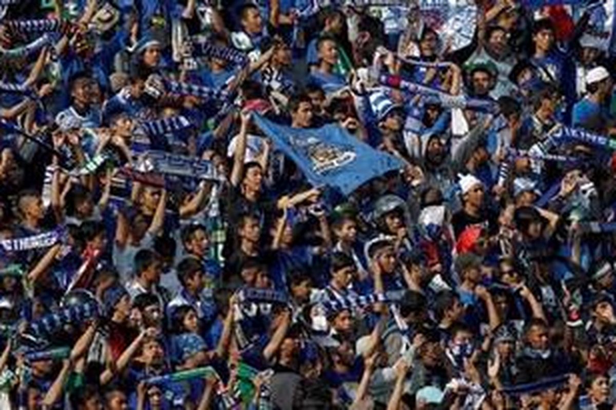 Suporter Persib Bandung atau Viking saat pertandingan Persib Bandung melawan Semen Padang pada pertandingan perdana Indonesian Premier League di Stadion Si Jalak Harupat, Bandung, Sabtu (15/10/2011). Pertandingan berakhir imbang dengan skor 1-1. 