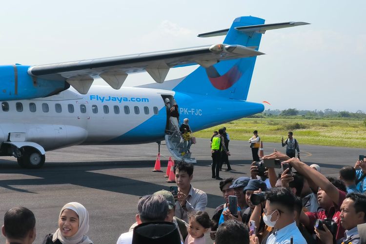 Para penumpang pesawat Fly Jaya yang terbang dari Bandara Halim Perdanakusuma turun di Bandara Notohadinegoro Jember, Selasa (23/9/2025).