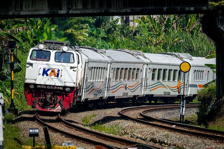 Viral, Video Warga Nyaris Tersambar Kereta di Cimindi, Daop 2 Bandung Ingatkan Soal Sanksi Pidana