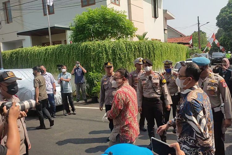 Komisioner Komnas HAM Beka Ulung Hapsara dan Choirul Anam (menggunakan batik) tiba di rumah pribadi Ferdy Sambo untuk pemantauan rekonstruksi kasus pembunuhan Brigadir J di Jalan Saguling, Duren Tiga, Jakarta Selatan, Selasa (30/8/2022)