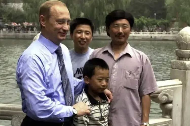 Presiden Rusia Vladimir Putin bertemu dengan bocah berusia 12 tahun asal China bernama Peng Pai pada 17 Juli 2000.