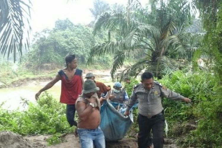Polisi dibantu warga mengevakuasi mayat pria yang diduga adalah Muhajir dari Sungai Blumai di Desa Tadukan Raga, Kecamatan STM Hilir, Kabupaten Deliserdang, Sumatera Utara, Kamis (11/10/2018).