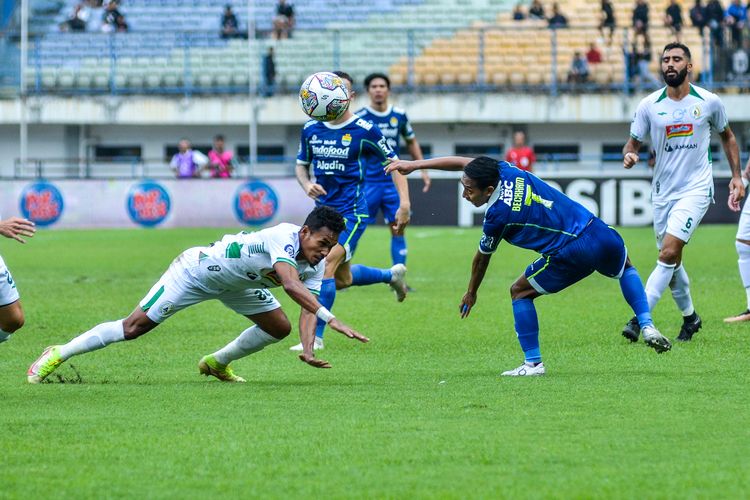 Haris Tuharea beradu duel perebutan bola dengan Beckham Putra dalam pertandingan pekan ke-22 Liga 1 2022-2023 antara Persib vs PSS di Stadion Gelora Bandung Lautan Api (GBLA), Minggu (5/2/2023).