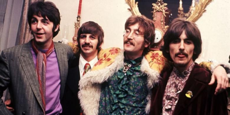 Seperti diketahui, Kenwood berada tidak jauh dari properti milik atau pernah menjadi milik bintang-bintang The Beatles lainnya, misalnya Sunny Heights yang pernah menjadi milik Ringo Starr. Tak jauh dari Kinfaus pun terdapat rumah George Harrison di Esher.
