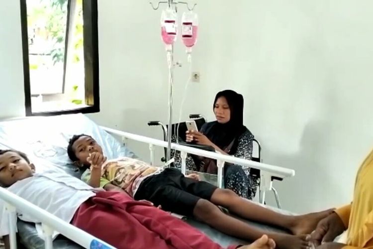 Puluhan siswa sekolah dasar (SD) Negeri 17 Loghia Desa Liangkabori, Kecamatan Loghia, Kabupaten Muna, Sulawesi Tenggara, mengalami keracunan usai menyantap nasi kuning, Senin (24/10/2022).