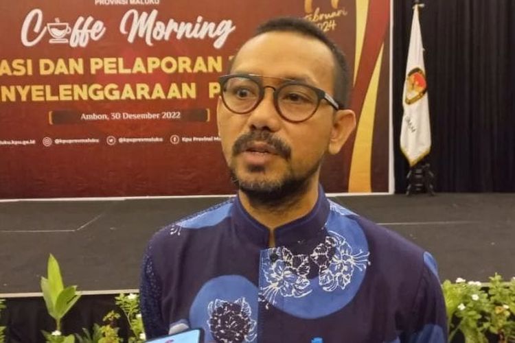 Ketua KPU Provinsi Maluku Syamsul Rivan Kubangun saat memberikan keterangan kepada wartawan di Ambon, Jumat (30/12/2022)