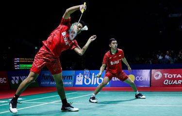 Pebulu tangkis ganda putra Indonesia, Rian Ardianto dan Fajar Alfian mengembalikan kok ke arah pasangan asal Indonesia, Kevin Sanjaya Sukamuljo dan Marcus Fernaldi Gideon dalam laga babak semifinal Indonesia Open 2018 di Istora Senayan, Jakarta, Sabtu (7/7/2018). Kevin Sanjaya Sukamuljo dan Marcus Fernaldi Gideon lolos ke babak final usai menang dengan skor 21-13 21-10.
