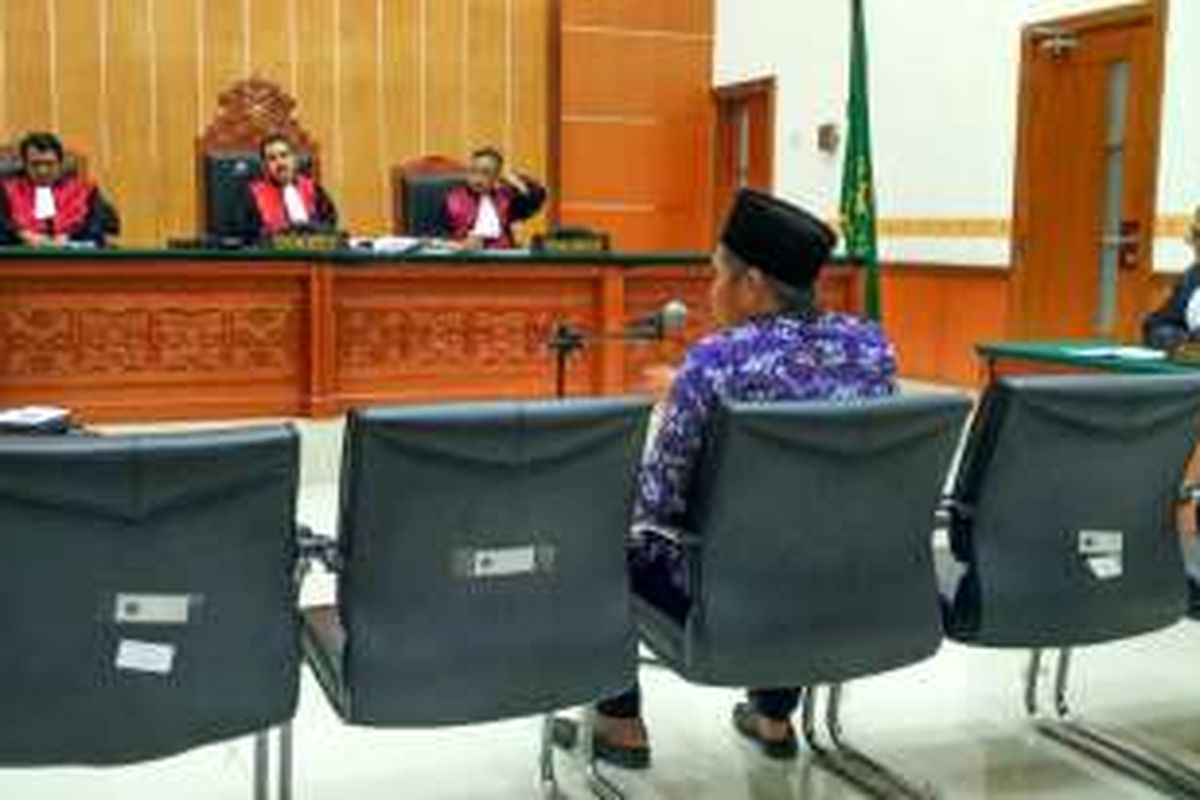 Terdakwa kasus dugaan penghadangan calon wakil gubernur DKI Jakarta Djarot Saiful Hidayat, Naman Sanip (52), dalam persidangan di Pengadilan Negeri Jakarta Barat, Senin (19/12/2016).