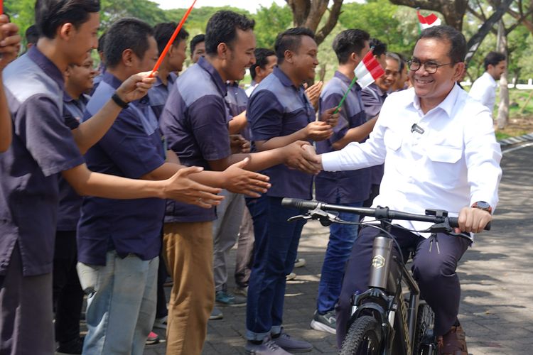 Mendag Budi Santoso melepas ekspor produk sepeda listrik karya anak bangsa ke pasar Amerika dan Eropa di Sidoarjo, Jawa Timur, Selasa (3/12/2024).