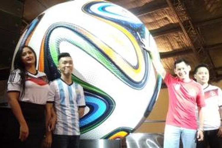 Adidas Indonesia meluncurkan bola resmi Piala Dunia 2014 yakni Brazuca. 