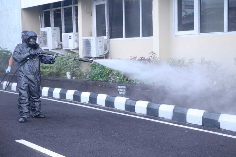 Penyemprotan disinfektan oleh personel Brimob Polda Sumatera Selatan untuk mencegah penyebaran virus corona,yang saat ini telah masuk ke Indonesia.