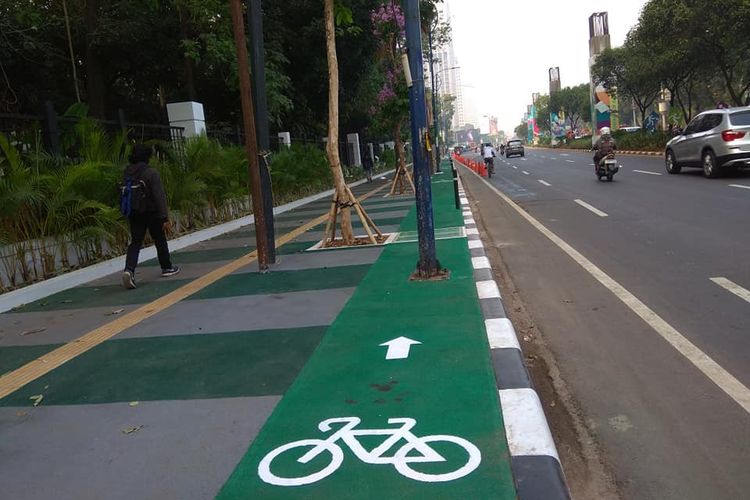 Jalur sepeda di trotoar Jalan Asia Afrika, tepatnya di luar gerbang kompleks Gelora Bung Karno (GBK), terhalang tiang. Foto diambil Selasa (31/7/2018).