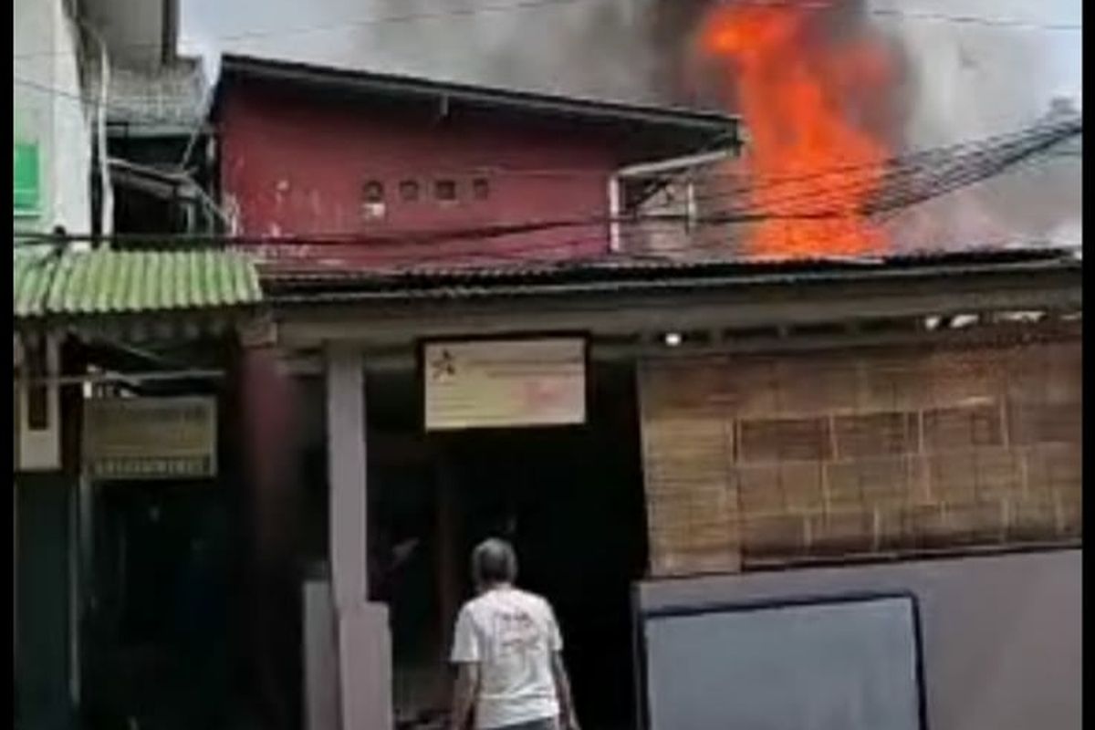 Sebanyak 3 rumah di Kemayoran terbakar akibat korsleting listrik pada Rabu (18/5/2022).