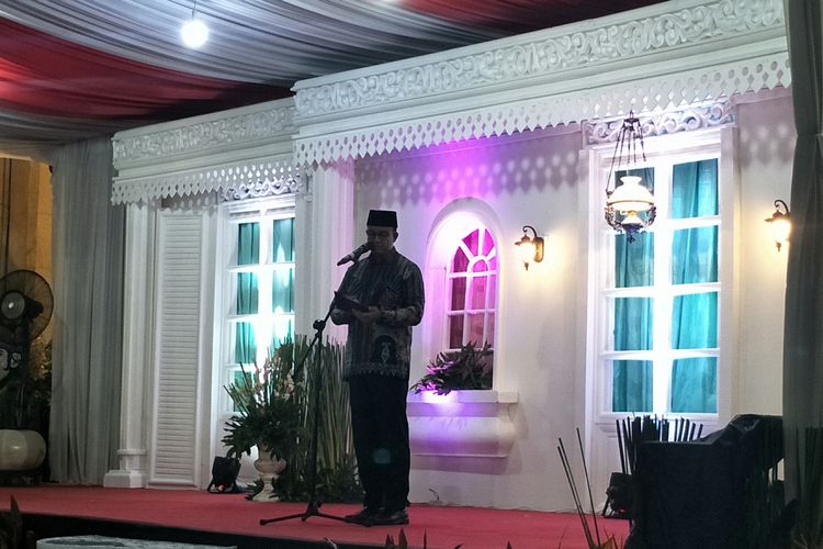 Gubernur DKI Jakarta Anies Baswedan memberikan sambutan dalam kegiatan nikah massal di Balai Kota DKI Jakarta, Selasa (31/12/2019) malam.