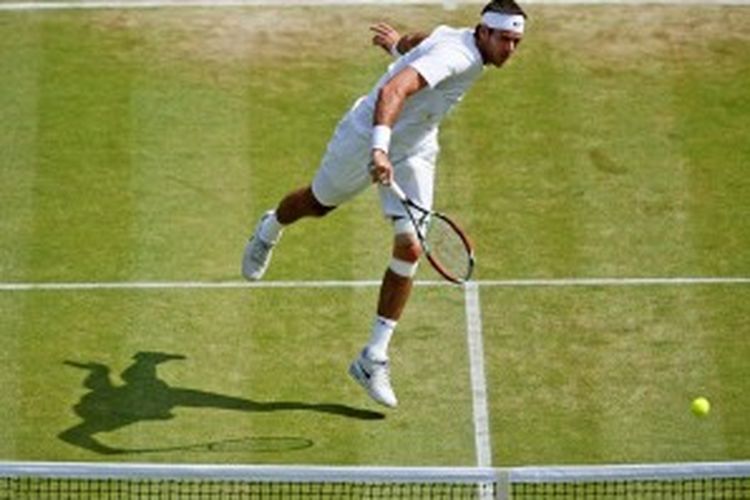 Petenis Argentina, Juan Martin del Potro, mengembalikan bola ke arah Andreas Seppi dari Italia, pada pertandingan babak keempat turnamen grand slam Wimbledon, Senin (1/7/2013).