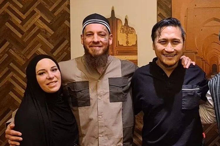 Wilhlem Ott dan istrinya bertemu Arie Untung di Indonesia.