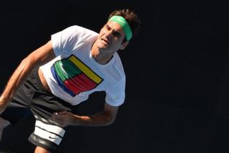 Petenis Swiss, Roger Federer, melakukan servis pada sesi latihan di Melbourne Park, Sabtu (16/1/2016), sebagai persiapan turun pada Australia Terbuka yang berlangsung 18-31 Januari.