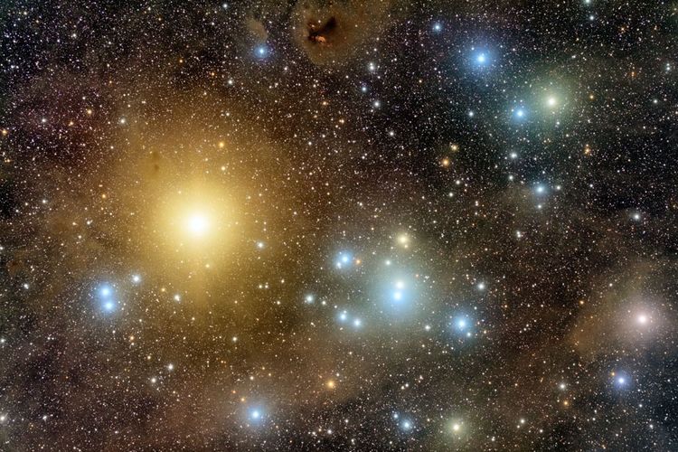 Aldebaran, bintang paling terang dalam konstelasi Taurus. Bintang paling terang berwarna kuning dalam gambar ini adalah Aldebaran.
