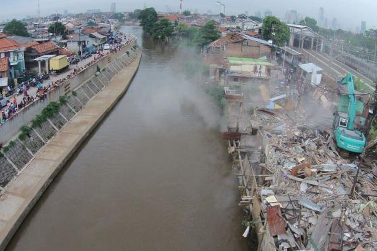 Proses pembongkaran rumah warga Bukit Duri, Tebet, Jakarta, Rabu (28/9/2016). Pemerintah Provinsi DKI Jakarta menggusur bangunan yang berbatasan langsung dengan sungai Ciliwung dan akan merelokasi warga ke Rusun Rawa Bebek.
