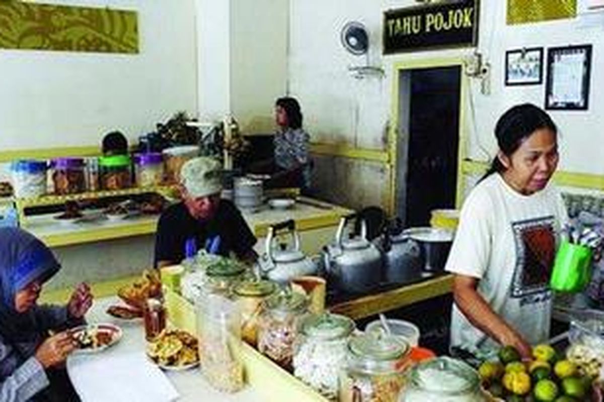 Pengunjung menikmati kupat tahu di warung Tahu Pojok, Jalan Tentara Pelajar, Kabupaten Magelang, Jawa Tengah, Rabu (4/4/2012). Kupat tahu menjadi salah satu makanan khas Magelang yang biasa diburu para pencinta kuliner dari luar kota.