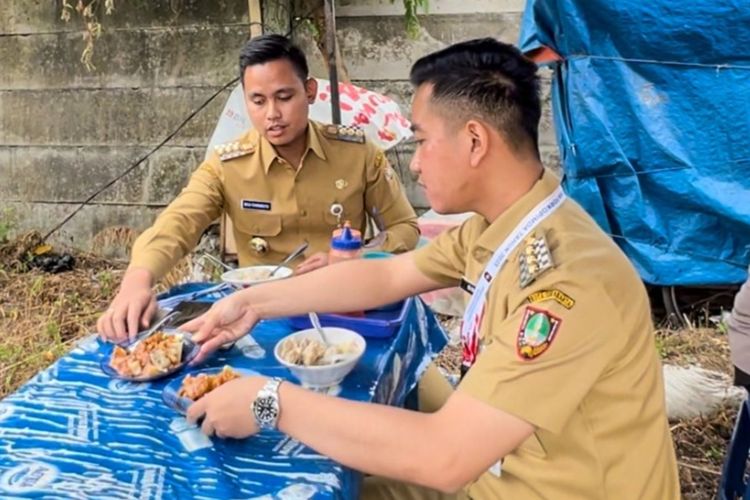 Momen Gibran Rakabuming Raka makan bersama dengan Bupati Kendal Dico M Ganinduto di Kabupaten Bogor, Jawa Barat, pada Selasa (17/1/2023).