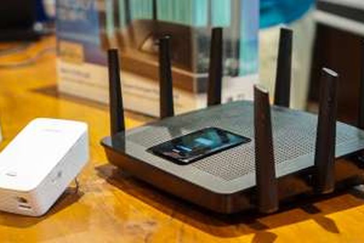 Router Wi-Fi Linksys EA9500 (kanan, warna hitam) yang memiliki delapan buah antena eksternal.