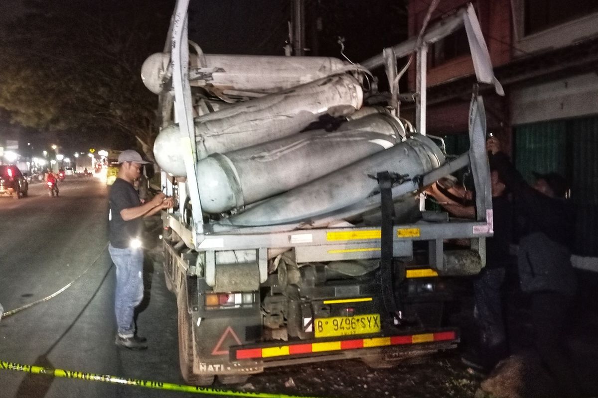 Sejumlah tim teknis CNG mengecek tabung-tabung setelah mengalami kebocoran dan meledak di Jalan Raya Sukabumi-Bogor, Kampung Lodaya, Desa Karangtengah, Kecamatan Cibadak, Sukabumi, Jawa Barat, Senin (27/11/2023).