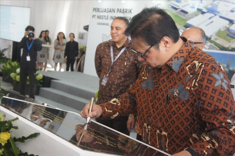 Menteri Perindustrian Airlangga Hartanto saat menandatangani prasasti perluasan tiga pabrik Nestle di Indonesia, Rabu (31/7/2019).