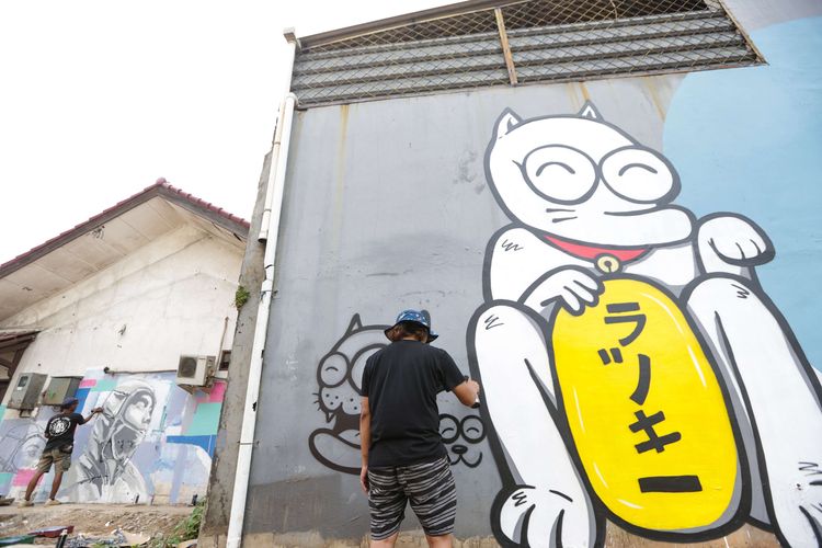 Seniman jalanan The Popo menyelesaikan pembuatan mural dalam acara On & Off Pressure di Jakarta Barat, Senin (8/11/2021). Kegiatan seni ini mengajak 10 seniman jalanan atau street artist  berkolaborasi melukis mural bersama di dalam satu kawasan di wilayah kota Tangerang.