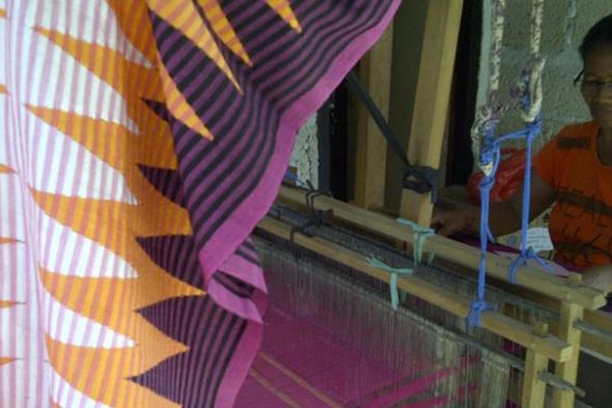 Warga Desa Pejukutan, Nusa Penida, Kabupaten Klungkung, Bali, sedang menenun Cepuk Rangrang.