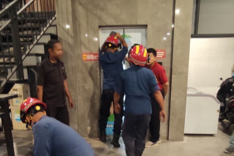 Satu Keluarga di Klaten Terjebak Lift Rumah Makan, Damkar Butuh 10 Menit Evakuasi