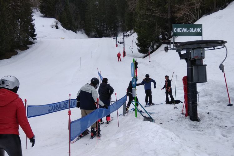 Turis Indonesia menaiki eskalator kabel di Pegunungan Alpen di sisi Les Avanchers, Valmorel, Perancis, Senin (9/4/2018). Pegunungan Alpen di sisi Les Avanchers merupakan salah satu tempat bermain ski untuk pemula.