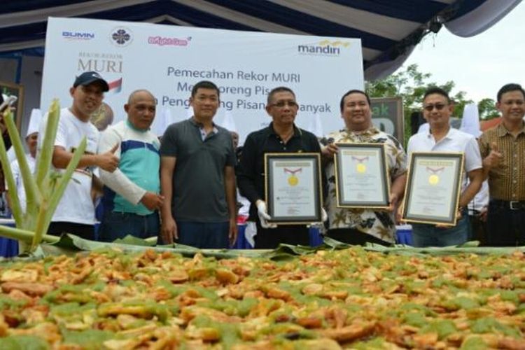 Penyerahan penghargaan rekor MURI yang diterima oleh wali kota Pontianak,  Sutarmidji (tengah) dalam rangkaian Pontianak Food and Fashion Festival (PFFF) yang digelar di halaman parkir A Yani Mega Mall Pontianak, Minggu (5/2/2017).