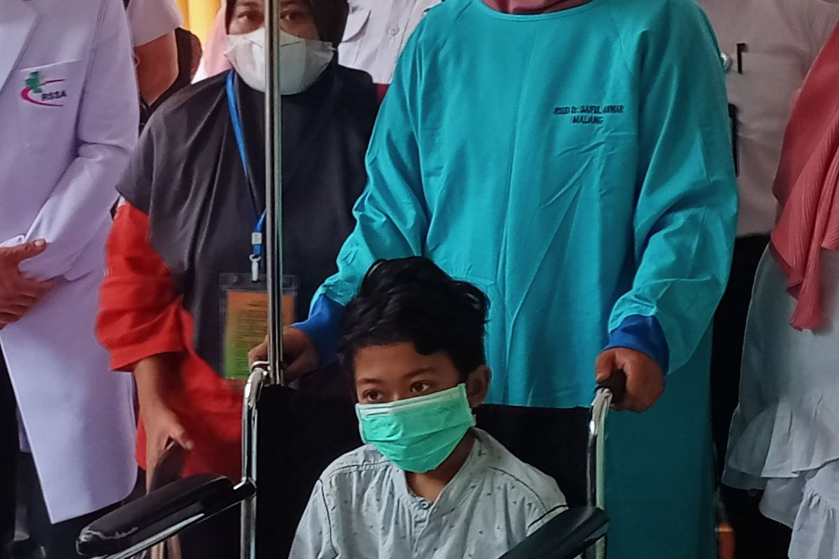 Muhammad Afrizal (10) tampak semringah keluar dari RSSA pada Rabu (26/10/2022).
