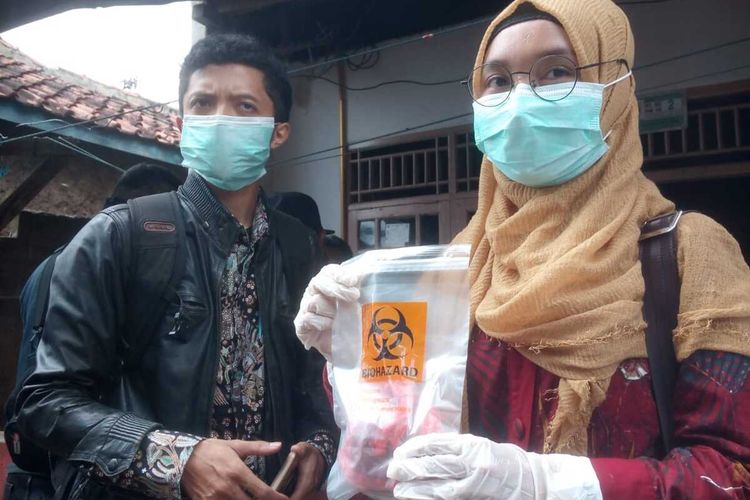 Petugas medis dari puskesmas memerlihatkan sampel oncom yang diduga menjadi penyebab meninggalnya dua warga Cianjur, Jawa Barat, Kamis (4/2/2021)