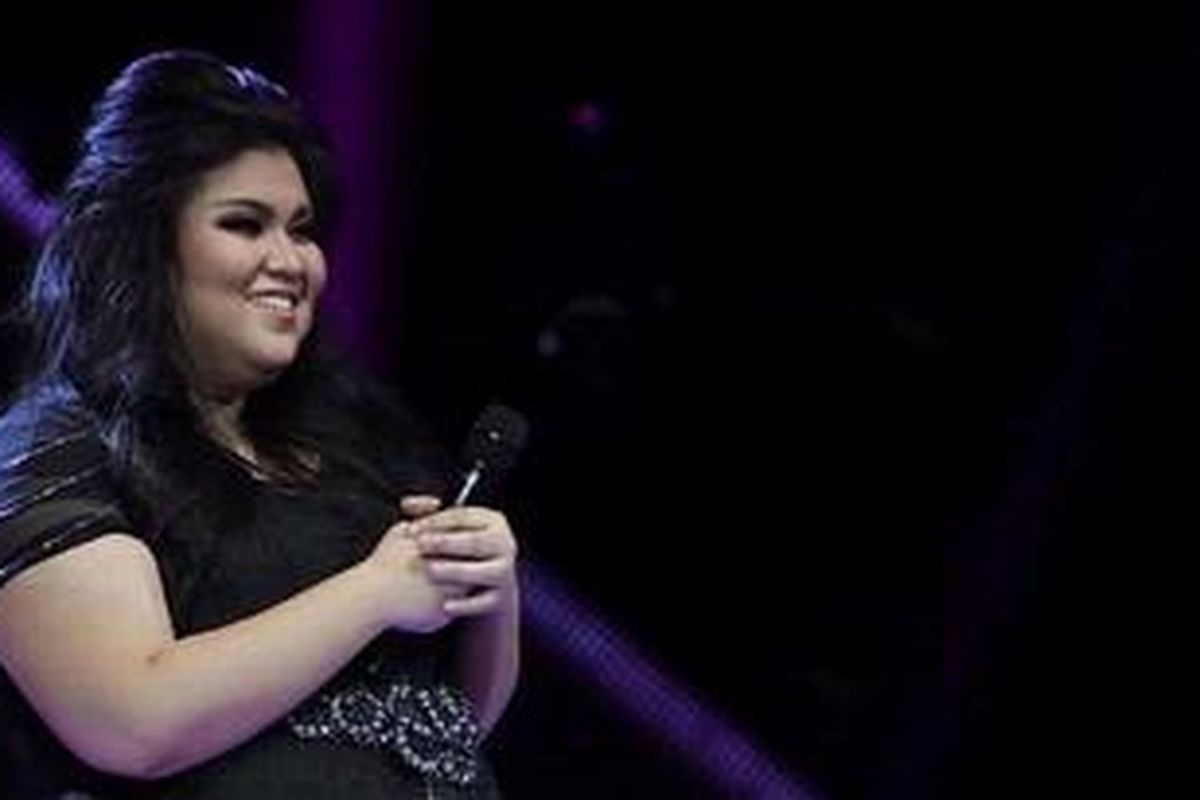 Finalis lima besar X Factor Indonesia, Shena Malsiana saat tampil pada babak Gala Show (babak eliminasi) ke-10 X Factor Indonesia yang digelar di Studio 8 RCTI, Kebon Jeruk, Jakarta Barat, Jumat (26/4/2013) malam. Pada tahap live show yang kesepuluh tersebut, Shena akhirnya harus tersingkir karena kurangnya dukungan SMS. (Tribun Jakarta/Jeprima)