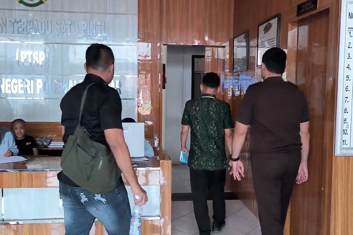 Mantan pejabat (Pj) Bupati Polewali Mandar (Polman) Ilham Borahima resmi ditahan jaksa penyidik Kejaksaan Negeri (Kejari) Polewali Mandar, Sulawesi Barat, Jumat (19/12/2025).