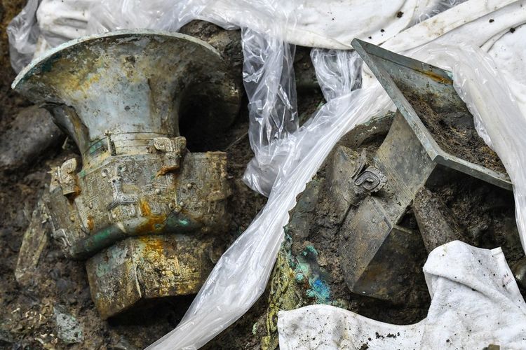 Arkeolog telah menemukan enam lubang pengorbanan baru dan menemukan lebih dari 500 item yang berasal dari sekitar 3.000 tahun yang lalu di Reruntuhan Sanxingdui yang legendaris di Sichuan China 