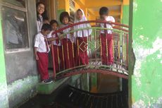 Cerita Anak-anak SD yang Bertahun-tahun Belajar di Tengah Banjir Rob di Semarang...