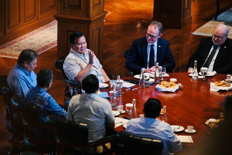 Presiden Prabowo bersama Menteri Koordinator Bidang Perekonomian Airlangga Hartarto  saat berdiskusi bersama perwakilan Inggris terkait kerja sama di bidang pendidikan. 