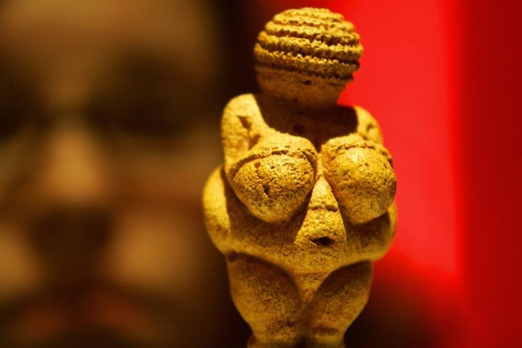 seni paling awal yang pernah ditemukan, merupakan simbol primitif perempuan