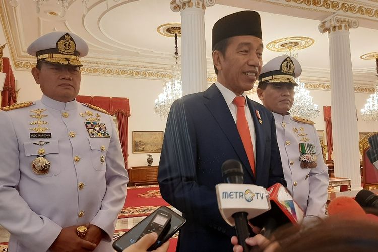 Presiden Joko Widodo memberikan keterangan pers seusai melantik Laksamana Muhammad Ali sebagai kepala staf TNI AL di Istana Negara, Jakarta, Rabu (28/12/2022).