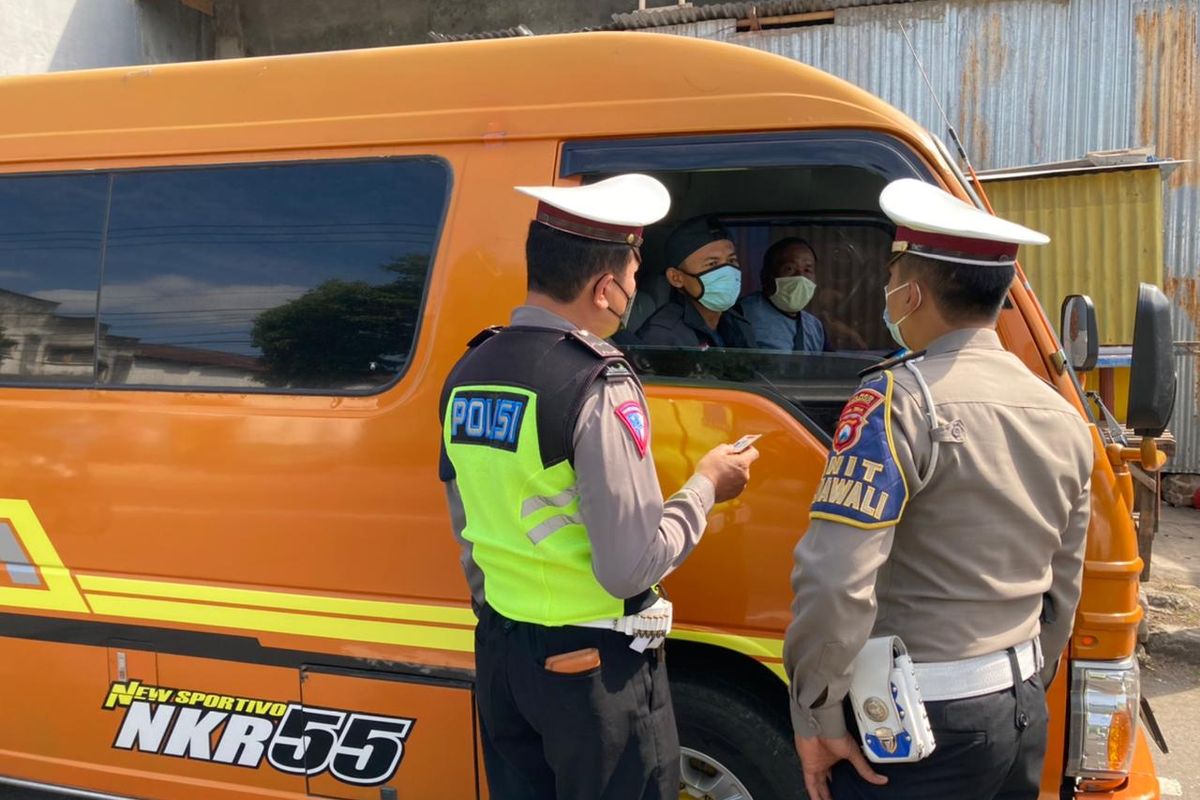 Satlantas Polres Ponorogo terpaksa memutar mobil travel gelap berpenumpang sepuluh orang asal Wonogiri lantaran tidak bisa menunjukkan surat-surat ketentuan perjalanan pada masa PPKM Darurat, Rabu (21/7/2021). 