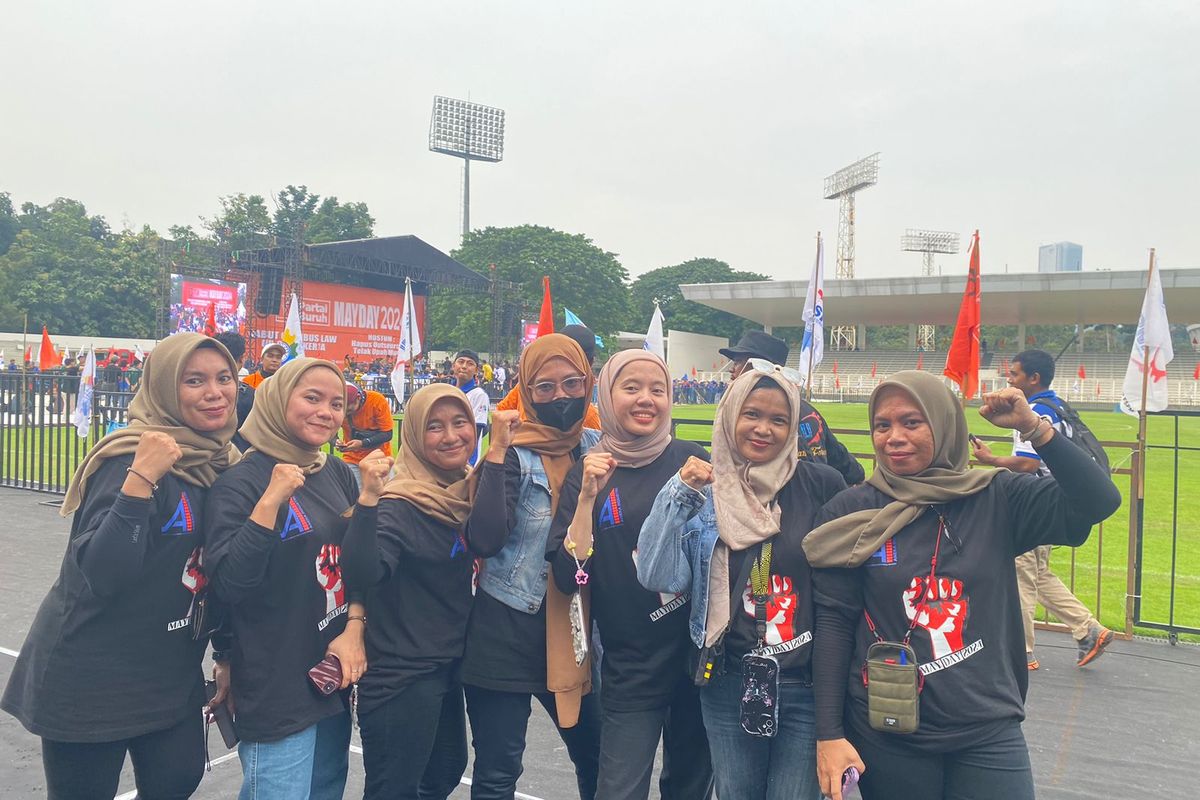 Lia dan teman-temannya yang berangkat dari Cimahi, Jawa Barat, untuk ikut memeriahkan Hari Buruh di Stadion Madya Gelora Bung Karno, Jakarta Pusat, Rabu (1/5/2024).