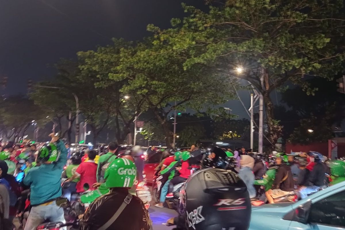 Kemacetan terjadi di sekitar SUGBK, Senayan, Jakarta Pusat, usai laga Indonesia vs Argentina, Senin (19/6/2023) malam.