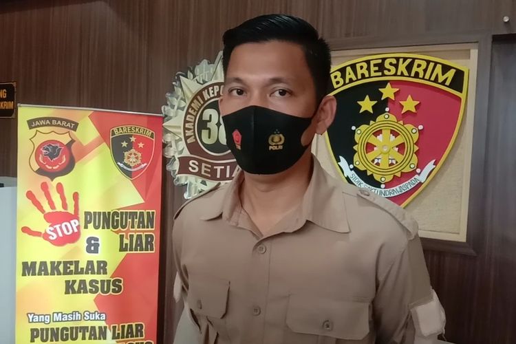 Kepala Satreskrim Polresta Cirebon Kompol Anton memberikan keterangan terkait aksi penganiayaan sadis, dan percobaan pembunuhan, kepada sejumlah pekerja media di Mapolresta Cirebon, Kamis (10/2/2022).